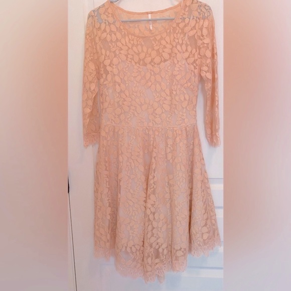 Free People Free People Pink Sand Leaf Motif Lace Dress w Dipped Scalloped Hem - Picture 3 of 9